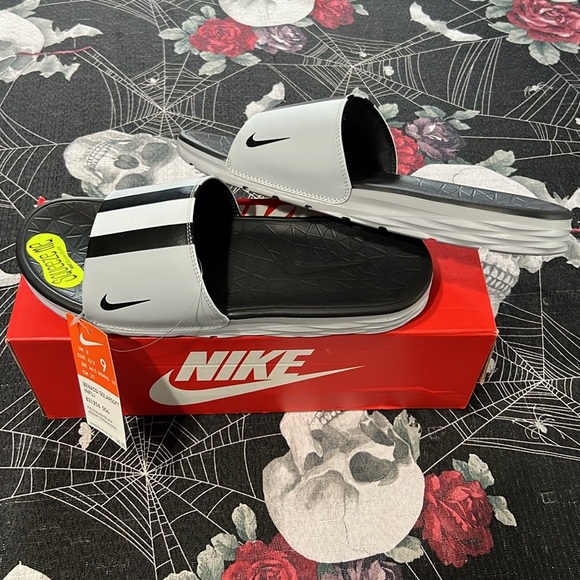 NWT 2017 NIKE OAKLAND LAS VEGAS RAIDERS BENASSI SOLORSOFT SANDALS SLIDES SZ 9